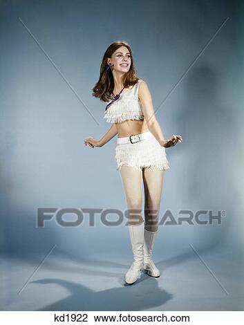 1970s 若い女性 ダンス 白 縁どられた ホットパンツ Gogo ブーツ ストックイメージ Kd1922 Fotosearch