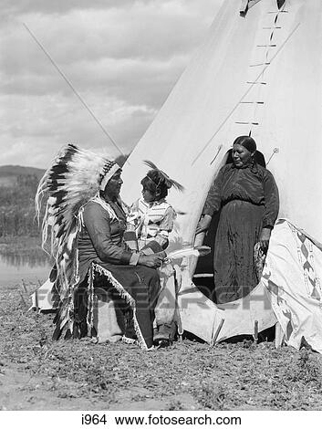 19s ネイティブアメリカン Indian 家族 男の女性 子供 によって Tepee Stoney スー族の種族 近くに アルバータカナダ ピクチャー I964 Fotosearch