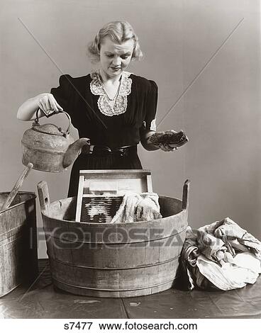 1940s, mißfallen, hausfrau, strömen wasser, von, kessel, in, wischeimer