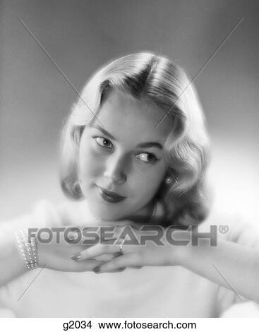1950S Pretty Blond Woman Chin Resting On Hands Looking Off To The Side View Large Photo Image Picture - 1950S Pretty Blond Woman Chin Resting On Hands Looking Off To The Side . Fotosearch