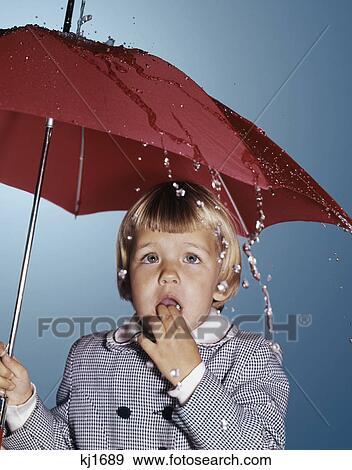 1960s わずかしか ブロンド 女の子 地位 下に 赤い洋傘 見る 悲しい 写真館 イメージ館 Kj16 Fotosearch