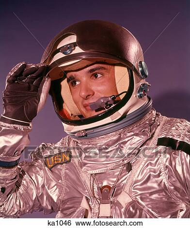 1960s 人 宇宙飛行士 持ち上がること バイザー ヘルメット 身に着けていること 銀 海軍 宇宙服 画像コレクション Ka1046 Fotosearch