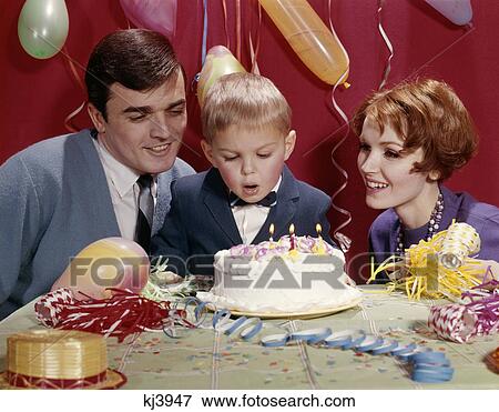 1960s 1970s Famille Pere Et Mere A Fils Et Gateau Anniversaire A Bougies Banque De Photo Kj3947 Fotosearch