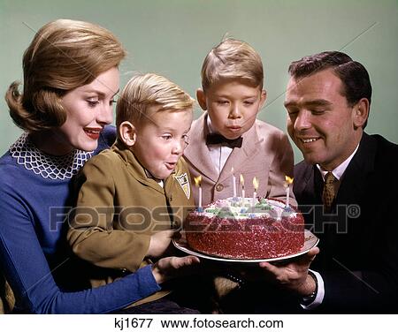 1960s Mere Pere Tenue Gateau Anniversaire Et Fils Eteindre Bougies Banque De Photo Kj1677 Fotosearch