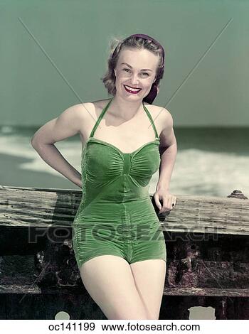 1940s 肖像画 微笑の 女性 身に着けていること 緑 ビロード 水着 ポーズを取る 上に傾斜する ダイビング 板 写真館 イメージ館 Oc Fotosearch