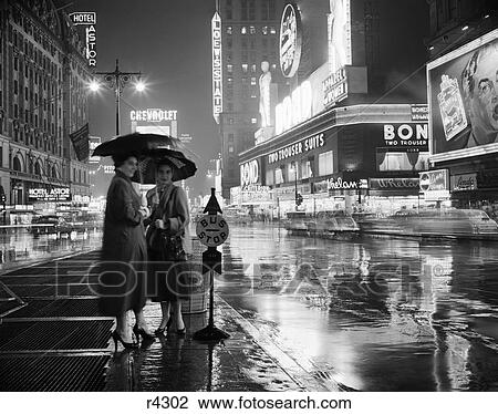 1950s ２ Silhouetted 女性 において バス停 下に 傘 雨夜 タイムズスクエア マンハッタン ニューヨーク アメリカ ストックイメージ R4302 Fotosearch