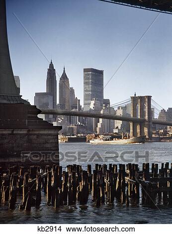 1960s 光景 の ブルックリン 橋 そして 都市 スカイライン から 下に マンハッタン 橋 ニューヨーク Ny アメリカ ピクチャー Kb2914 Fotosearch