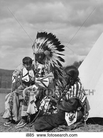 19s ネイティブアメリカン 家族 男の女性 男の子 フルである 羽 頭飾り 衣装 Stoney スー族の種族 アルバータカナダ ストックフォト 写真素材 I5 Fotosearch