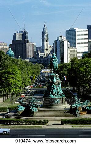 Picture - 1980S Washington Monument On Eakins Oval By Philadelphia Art Museum Looking At City Hall Down Franklin Pkwy Philadelphia Pa Usa. Fotosearch