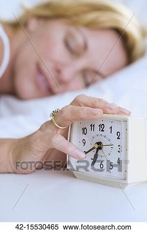 femme, frapper, snooze Voir Image Grand Format Banque d'Image - femme, frapper, snooze. Fotosearch - Recherchez des Photos, des Images, des Photographies et des Cliparts