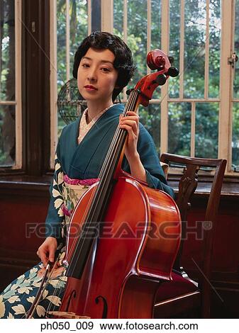 日本の女性 中に 着物 コントラバスを弾く 写真館 イメージ館 Ph050 009 Fotosearch