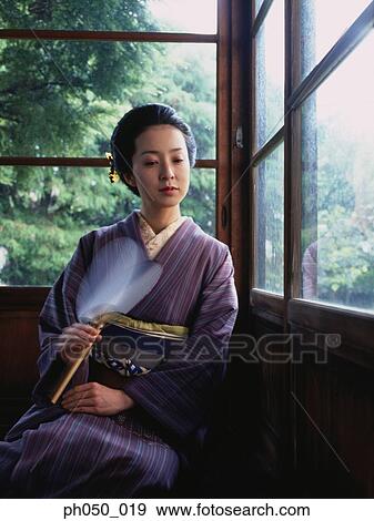 日本の女性 中に 着物 床の上に座る 写真館 イメージ館 Ph050 019 Fotosearch