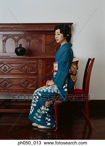 日本の女性 中に 着物 椅子 の 着席 ストックイメージ Ph050 013 Fotosearch