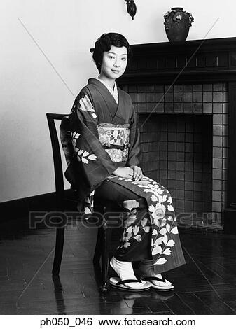 日本婦女 在 和服 坐在椅子上相片 Ph050 046 Fotosearch
