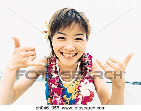 若い女性 ポーズを取る 中に ハワイ ブラウス そして 花輪 画像コレクション Ph046 056 Fotosearch