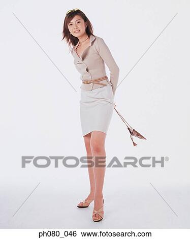 若い女性 保有物 ハンドバッグ ポーズを取る 画像コレクション Ph080 046 Fotosearch