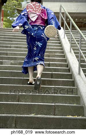 女 中に 着物 階段の上で動くこと 後部光景 写真館 イメージ館 Ph168 019 Fotosearch