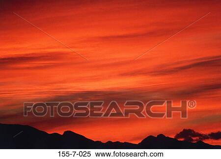 日の出 背景 日没 雲 空 空 背景 ストックフォト 写真素材 155 7 025 Fotosearch