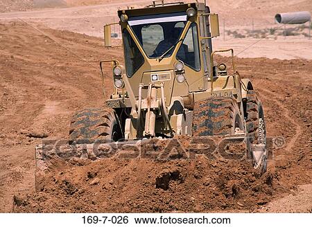 Stock Photograph - Heavy, Earth, Machinery, Digging, Dirt, Earth, Mover. Fotosearch