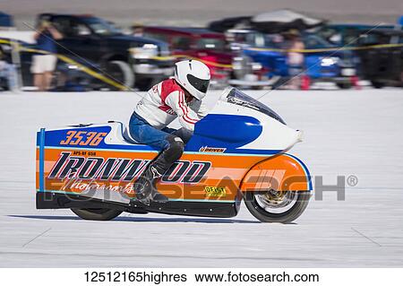 Stock Photograph - 650cc motorcycle class APS-BF, a 2007 Suzuki 600cc trys to break 201. 332 mph record on Bonneville Salt Flats during Bonneville Speed Week 2017; Wendover, Utah, United States of America. Fotosearch
