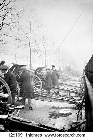 Stock Photograph - Magic lantern slide WW1, 1914-1918, World war one images. British public inspecting captured German artillary. Howitzer canon guns. Display of captured German weapons and artillary at Horse Guards Parade, London 3rd November 1915.. Fotosearch