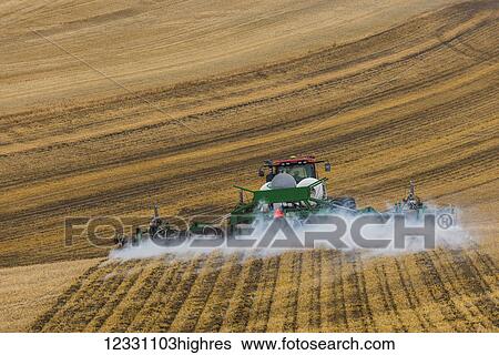 Stock Photograph - Quadtrac Tractor Pulling An Anhydrous Ammonia Tank And Applicator Applying The Anhydrous To A Field In Advance Of Preparing It For Planting In The Palouse Region Of Eastern Washington; Washington, United States Of America. Fotosearch