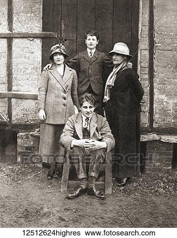Stock Photograph - The Duchess of York, left, her mother, Cecilia Nina Bowes-Lyon, right, her brother, David Bowes-Lyon, seated and Prince Paul of Yugoslavia, seen here in 1920. Elizabeth Angela Marguerite Bowes-Lyon, 1900 2002. Future wife of King George VI and.... Fotosearch