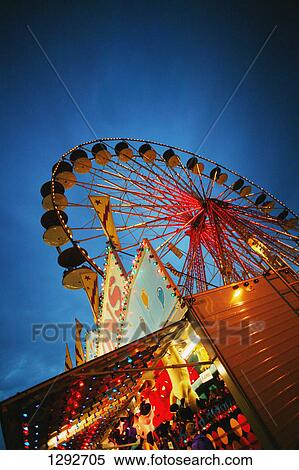 夕方 において 遊園地 ストックフォト 写真素材 Fotosearch