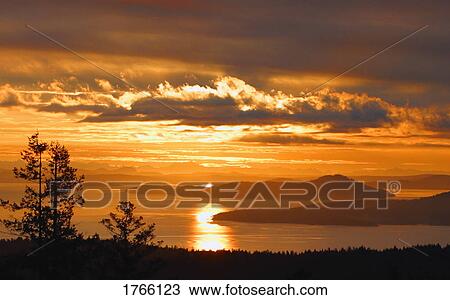 Stock Image - A beautiful sunrise/sunset. Fotosearch