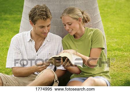 Stock Photography - Couple reading. Fotosearch
