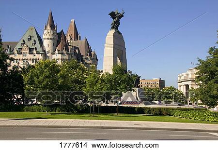 Picture - Statue, formal gardens and surrounding architecture. Fotosearch
