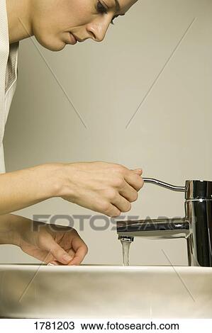 Stock Image - Woman washing up. Fotosearch