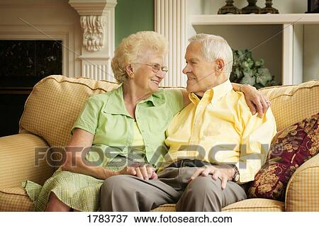 年長の カップル ソファーの上に座る 一緒に 写真館 イメージ館 Fotosearch