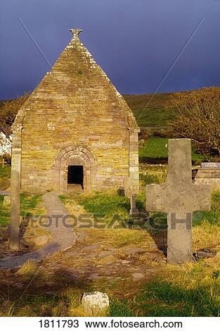 Stock Image - Kilmalkedar Church, Dingle Peninsula, Co Kerry, Ireland. Fotosearch