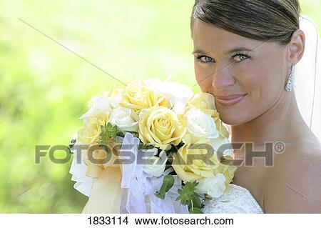 Picture - Bride and her bouquet with white and yellow roses. Fotosearch