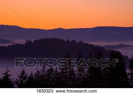 Stock Image - Sunrise as seen from Mount Scott, Willamette Valley, Oregon, USA. Fotosearch