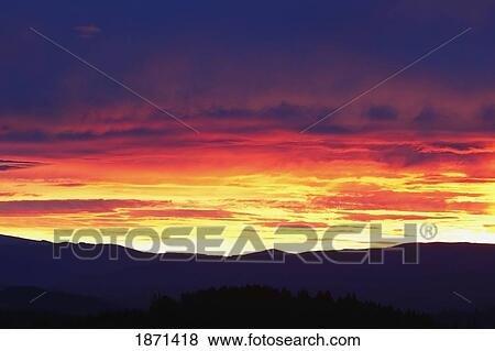 Stock Photo - oregon cascades, oregon, united states of america; sunrise over mount hood. Fotosearch