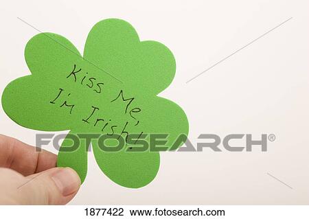 A Hand Holding A Kleeblatt Spruch Kiss Mir Ich Bin Irish Edmonton Alberta Kanada Stock Bild Fotosearch