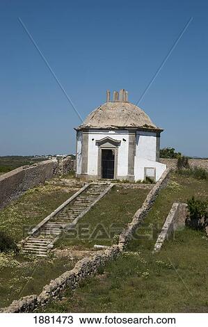 um, pequeno, chapel;, sesimbra, portugal Ampliar Foto Banco de Imagem - um, pequeno, chapel;, sesimbra, portugal. Fotosearch - Busca de Imagens, Fotografia Poster, e Fotos Clip Art