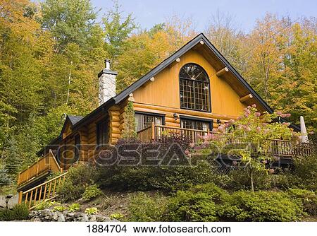 A 丸太 家 囲まれた によって 木 中に Autumn ケベック カナダ ピクチャー Fotosearch