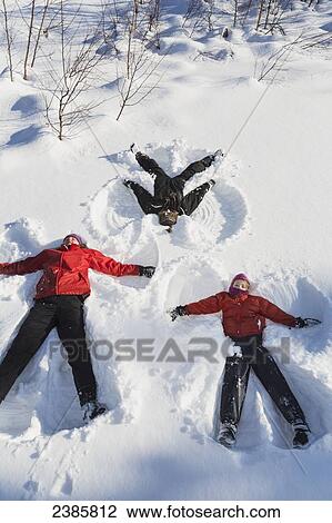 A 家庭 做 雪天使 在中 Wintertime Talkeetna 阿拉斯加 美国图片银行 Fotosearch