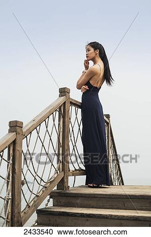 A 若い 女性 モデル 立つ ポーズを取る ために A コマーシャル Picture Xiamen 陶磁器 ストックイメージ Fotosearch