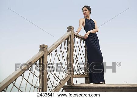 A 若い 女性 モデル 立つ ポーズを取る ために A コマーシャル Picture Xiamen 陶磁器 ストックイメージ Fotosearch