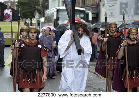 イエス キリスト 十字架を伴う で ローマの軍人 イタリア語 行列 ７月 Clerkenwell ロンドン イギリス ストックイメージ Fotosearch