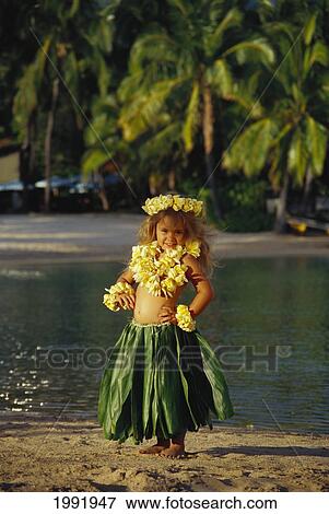 ハワイ わずかしか Hula の女の子 上に 浜 で Ti 葉 スカート Plumeria Lei 写真館 イメージ館 Fotosearch