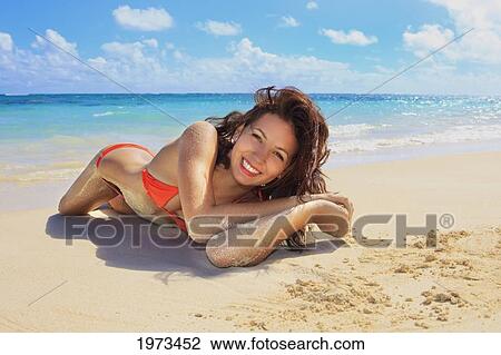 ハワイ オアフ Lanikai 美しい女性 上に 浜 ストックイメージ Fotosearch