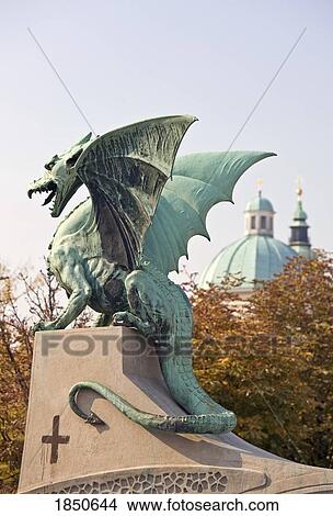 A 大きい ガーゴイル 像 ピクチャー Fotosearch