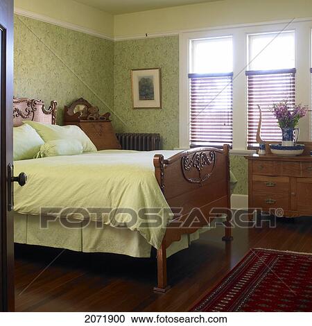 Arts And Crafts Style Bedroom With Green Wallpaper And Bedding Victoria British Columbia Stock Image