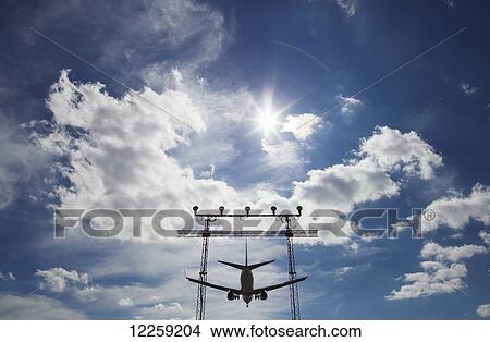 Picture - Boeing 737-7 aircraft on final approach to land; Mississauga, Ontario, Canada. Fotosearch