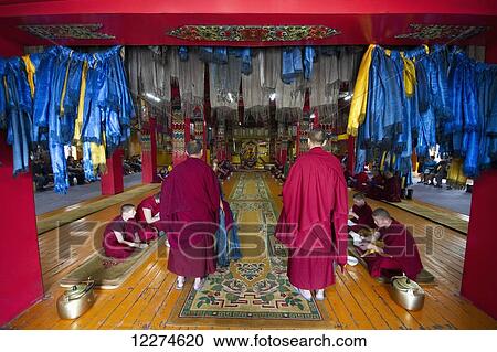 Stock Image - Buddhist monks in the Tashchoimphel Temple at the Gandan Monastery (Gandantegchinlen Khiid), Ulaanbaatar (Ulan Bator), Mongolia. Fotosearch